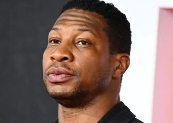 Jonathan Majors dichiarato colpevole di aggressione, rischia un anno di carcere