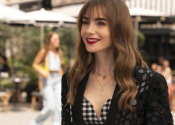 Lily Collins revient dans le rôle d'Emily in Paris dans une nouvelle vidéo promotionnelle