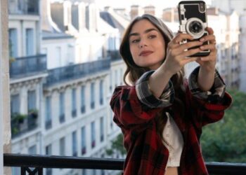 Emily In Paris - Saison 4 : tournage en Italie !  Lily Collins affiche un look impeccable (PHOTO)