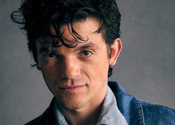 The Seven Dials Mystery : la star de My Lady Jane, Edward Bluemel, au casting de la série Netflix