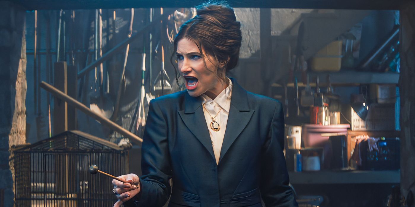 Kathryn Hahn chante tout en tenant un maillet à la main dans Agatha All Along.