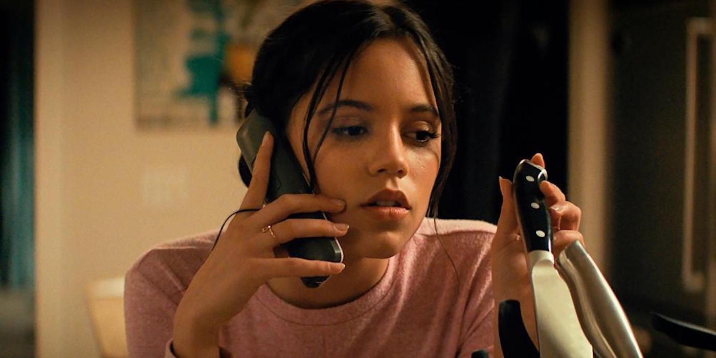 Jenna Ortega joue avec un bloc de couteaux au téléphone dans Scream 2022