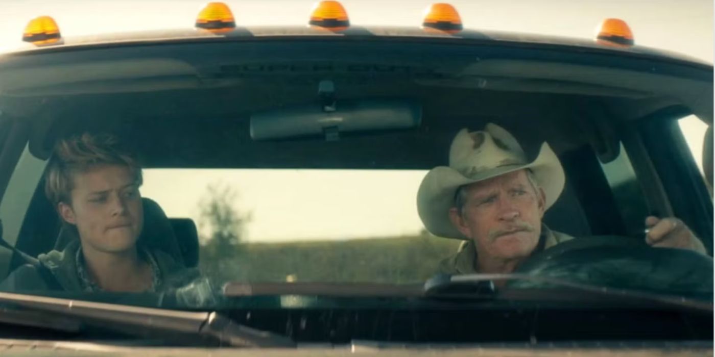 Rudy Pankow et Thomas Haden Church dans le rôle d'Erwin et Merle assis dans une voiture dans 