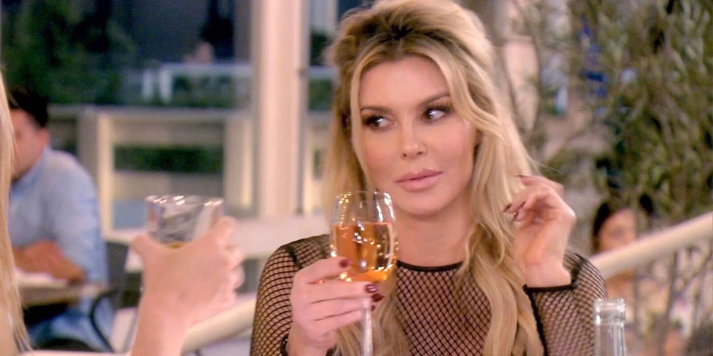 Brandi Glanville boit du vin sur RHOBH