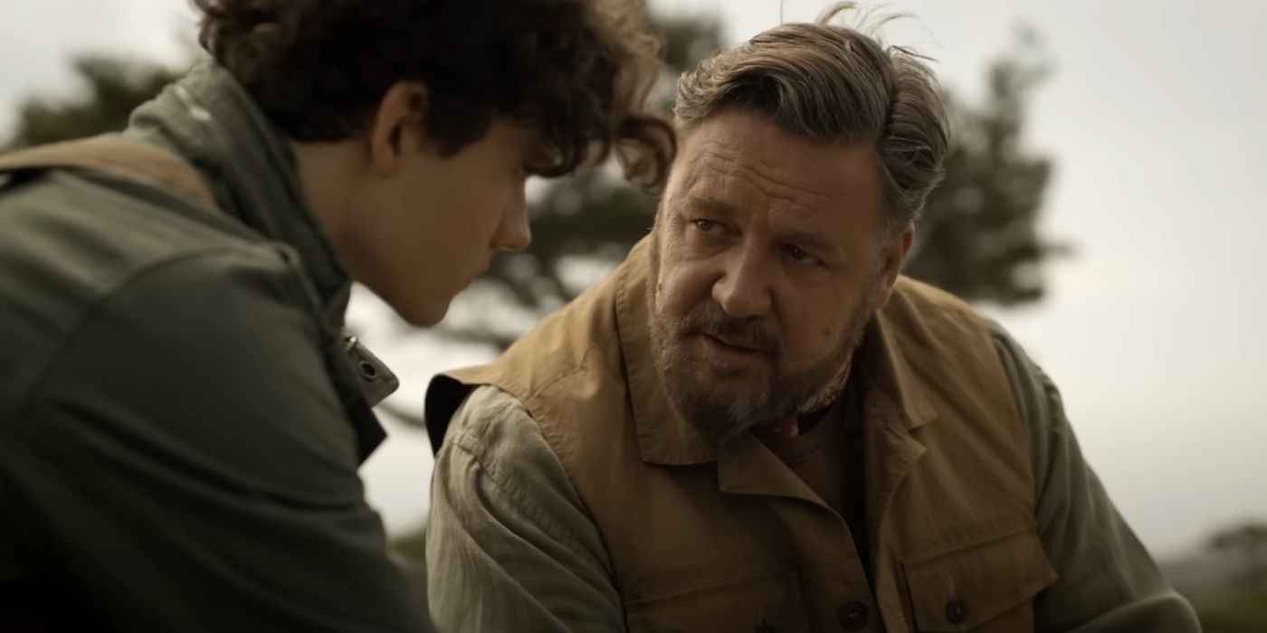 Russell Crowe se penche et parle à Levi Miller, dans Kraven le chasseur.